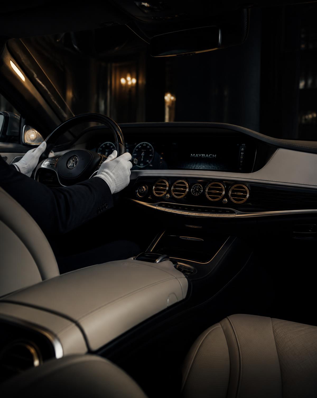 Intérieur cuir d'une berline de chauffeur privé haut de gamme